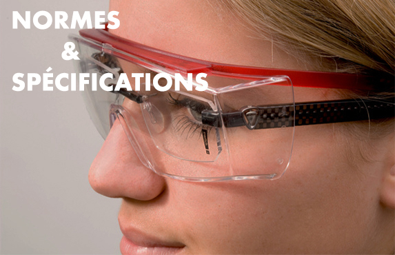 Femme portant des lunettes de vue et protection