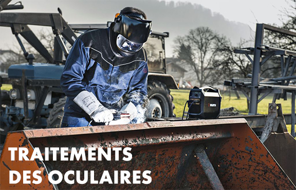 Homme portant casque de soudeur et traitement des oculaires
