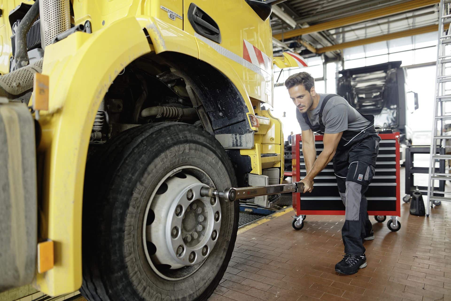 Entretien et réparation des roues de Poids-Lourds : les produits Würth adaptés
