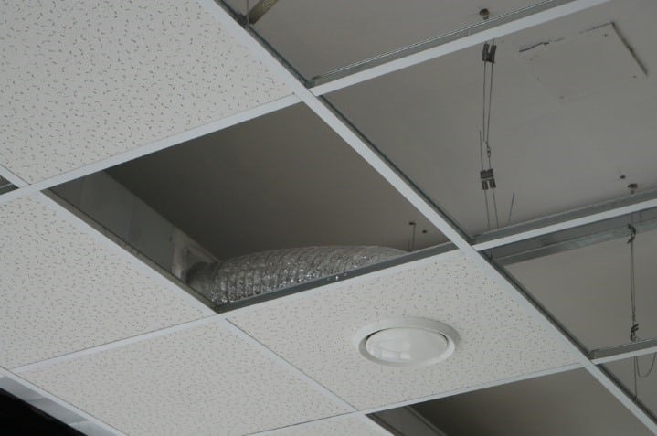 La pose de faux plafonds suspendus : les systèmes de fixation selon les supports