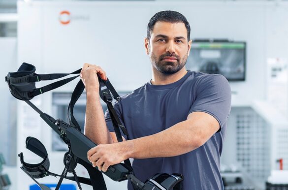 Homme enfilant son exosquelette Würth