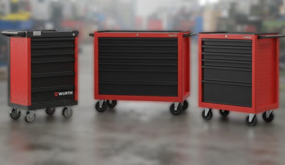 Trois servantes d’atelier professionnelles Würth rouges et noires sur roulettes, adaptées au rangement et à l’organisation des outils.