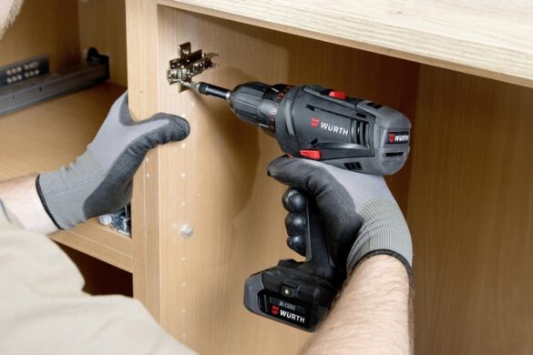 Pose de charnière de meuble avec perceuse-visseuse sans fil Würth M-CUBE en menuiserie professionnelle