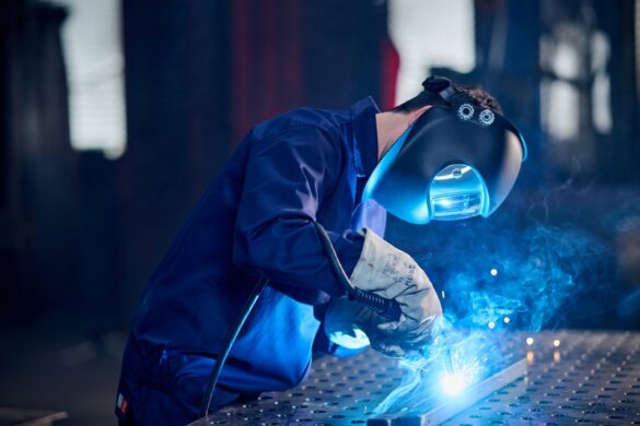 Soudeur professionnel équipé d'une cagoule de soudure TRUE COLOR 5-13 Würth en pleine opération de soudage MIG/MAG.