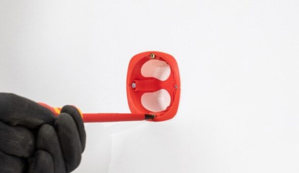 Boîte d’encastrement électrique simple Würth installée dans un mur
