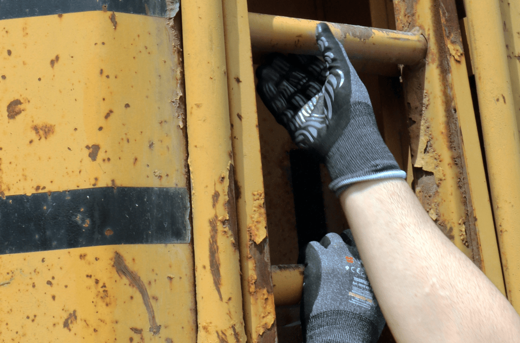 Gants milieu humide : solutions professionnelles pour éviter la perte d’adhérence